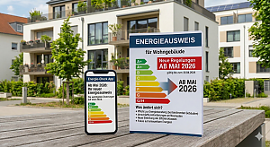 Infografik zum neuen Energieausweis ab Mai 2026 für Wohngebäude vor einem modernen Mehrfamilienhaus. Gezeigt wird die Effizienzskala von A+ bis H und ein Smartphone mit einer Energie-Check-App. Ideal für Eigentümer in Darmstadt