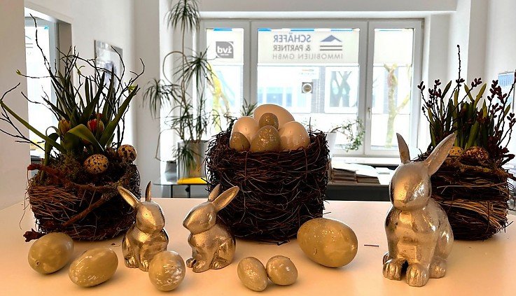 3 K�rbchen mit Osterblumen und Ostereiern, davor Dekohasen und Ostereier