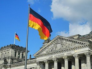 Teilausschnitt des Bundestagsgebäudes, deutsche Flagge