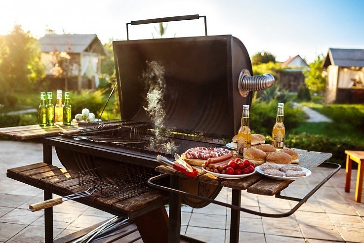 geöffneter Grill, Grillgut geöffneter Grill, Grillgut