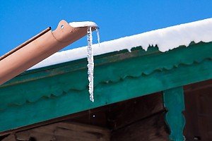 Eiszapfen, Dachrinne, Eis und Schnee