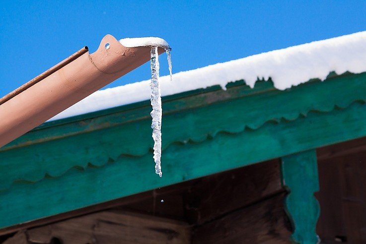 Eiszapfen, Dachrinne, Eis und Schnee