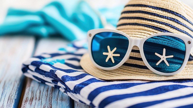 Strandlaken, Sonnenhut, Sonnenbrille Strandlaken, Sonnenhut, Sonnenbrille