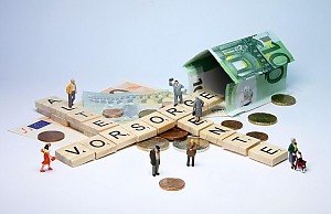 Scrabbeltext Vorsorge, Rente und Alter, Geldschein zu Haus gefaltet, Kleingeld