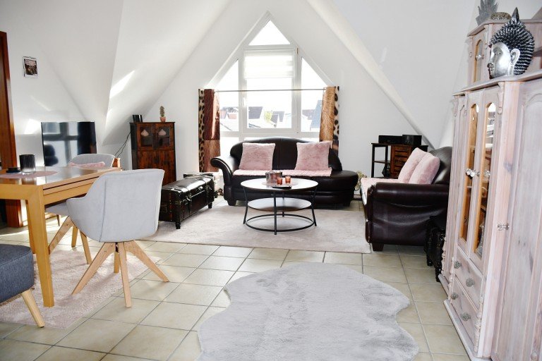 heller Wohn-/Essbereich Weiterstadt Dachgeschosswohnung **VERKAUFT** Gem�tliche 2-Zimmer-Eigentumswohnung mit Balkon und Garage