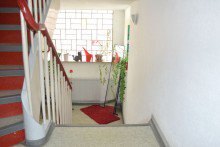 helles Treppenhaus **VERKAUFT** Gro�z�giges 2-Familienhaus mit vielseitig nutzbarem Nebengeb�ude