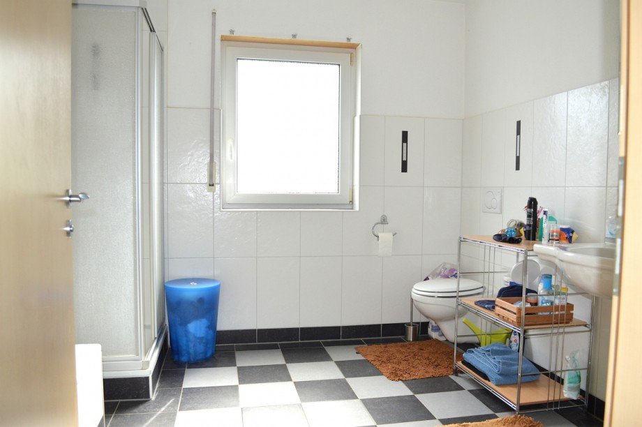 Tageslichtbad mit Wanne und Dusche Zweifamilienhaus Gro�-Bieberau/Rodau