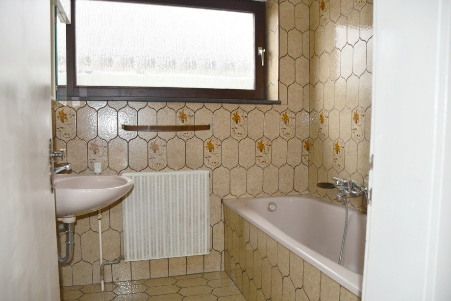 Wohnung Erdgeschoss: Tageslichtbad Zweifamilienhaus Seeheim-Jugenheim