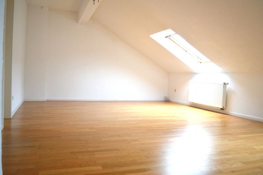 gro�z�giges Wohnzimmer Dachgeschosswohnung Darmstadt