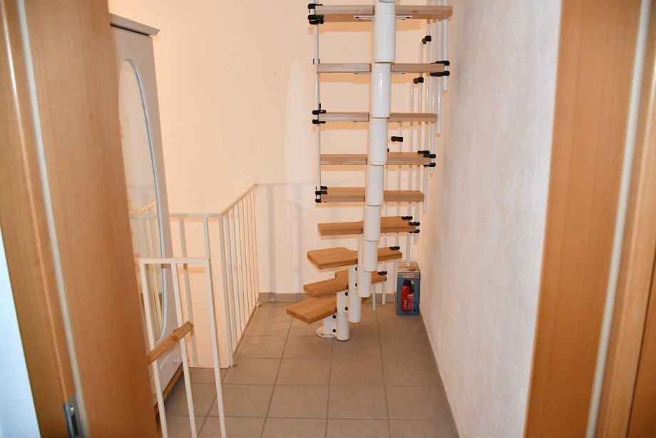Flur Dachgeschoss / Tripp Trapp Treppe zum Spitzboden Doppelhaush�lfte Reinheim