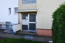 Hauseingang **VERKAUFT** Gem�tliche 2-Zimmer-Eigentumswohnung mit Balkon und Garage