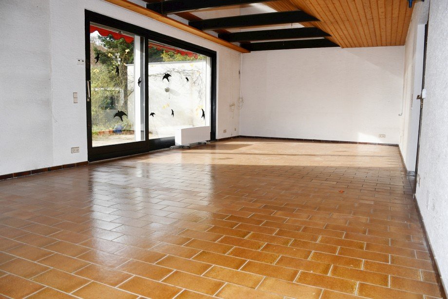 gro�z�giges Wohnzimmer mit Terrassenzugang Bungalow Darmstadt-Kranichstein