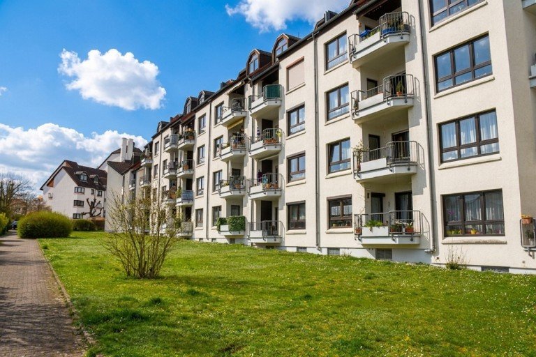 Hausansicht Bad-Homburg/Ober-Eschbach Etagenwohnung Ansprechende 3-Zimmer-Eigentumswohnung mit Sonnenbalkon und TG-Stellplatz in Bad Homburg/OT