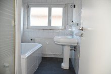 EG - Tageslichtbad mit Wanne und Dusche Gro�z�giges 3-Parteienhaus in angenehmer zentraler Wohnlage von Pfungstadt