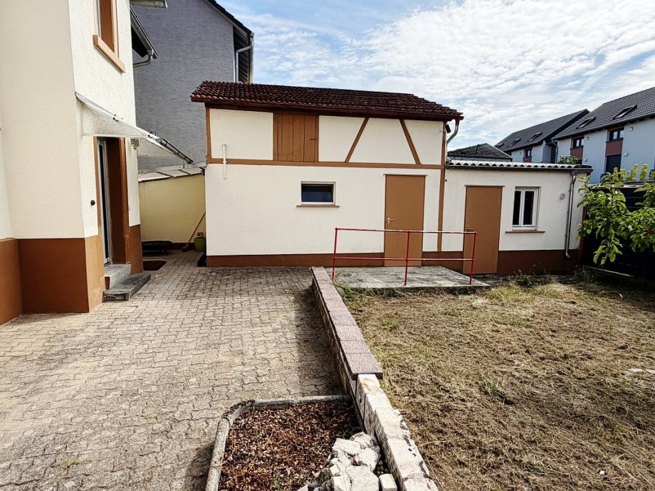 Nebengeb�ude mit Anbau, Hof- und Rasenfl�che Einfamilienhaus Darmstadt-Wixhausen