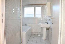 OG - Tageslichtbad mit Wanne und Dusche Gro�z�giges 3-Parteienhaus in angenehmer zentraler Wohnlage von Pfungstadt