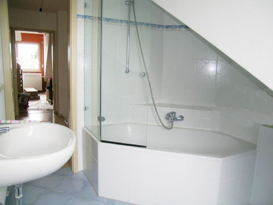 Badewanne mit Duschabtrennung Maisonettewohnung Griesheim