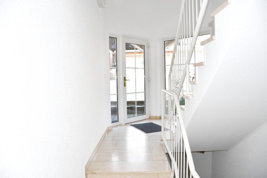 helles Treppenhaus Dachgeschosswohnung Erbach