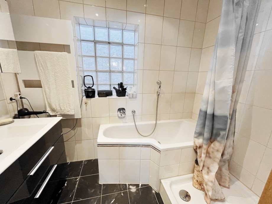 Bad mit Wanne und Dusche Einfamilienhaus Pfungstadt-Eich