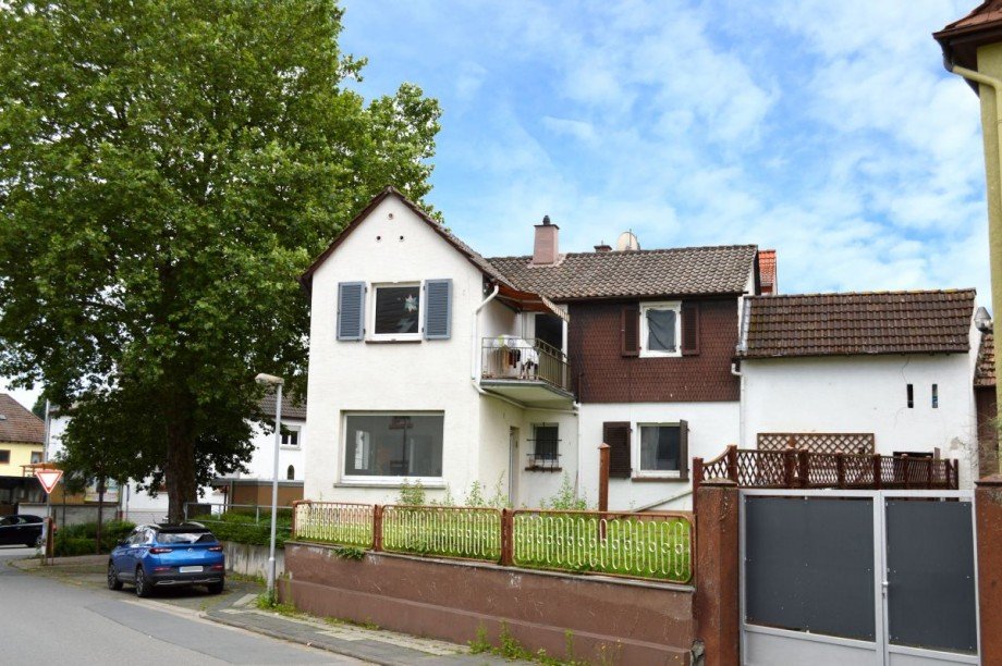 Hausansicht mit Nebengeb�ude Zweifamilienhaus Ro�dorf