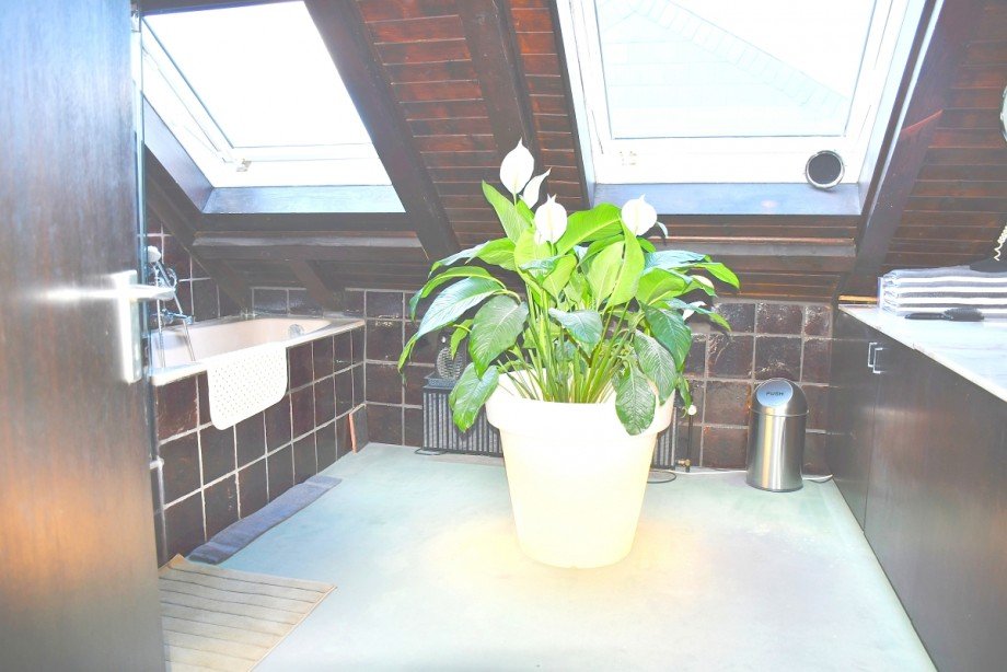 Tageslichtbad mit Wanne und Dusche Einfamilienhaus M�hltal-Traisa