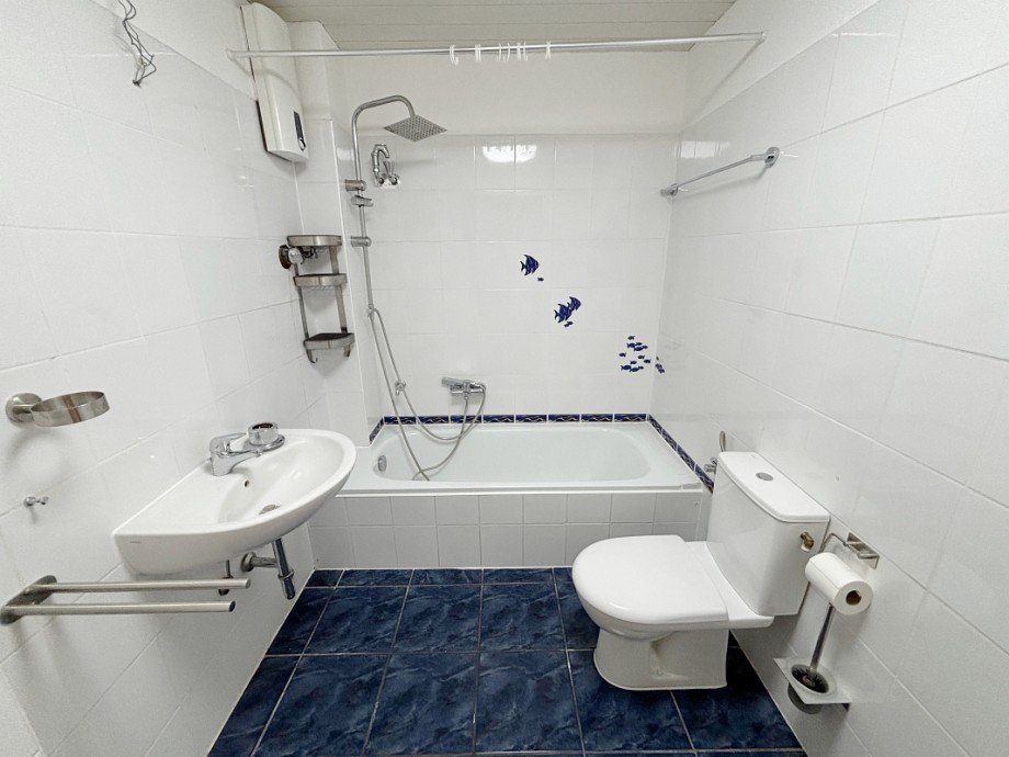 modernes Bad mit Wanne Etagenwohnung Darmstadt