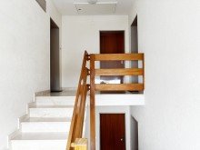 gepflegtes Treppenhaus **VERMIETET** Attraktive 3-Zimmer-Wohnung mit Sonnenloggia und Pkw-Stellplatz