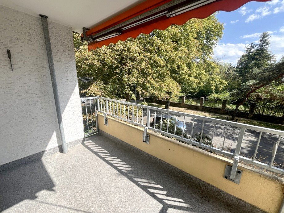 Sonnenbalkon mit Markise Etagenwohnung Darmstadt