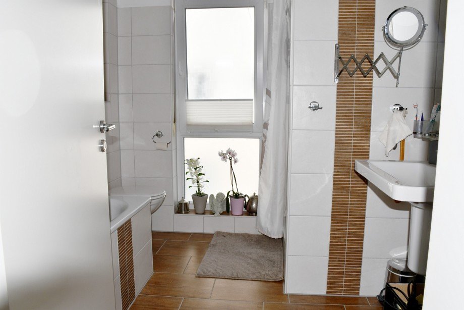 Wohnung DG: Tageslichtbad Zweifamilienhaus Darmstadt-Wixhausen