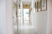 Flur **RESERVIERT** Architektenbungalow + Einliegerwohnung + separate B�roeinheit in Feldrandlage