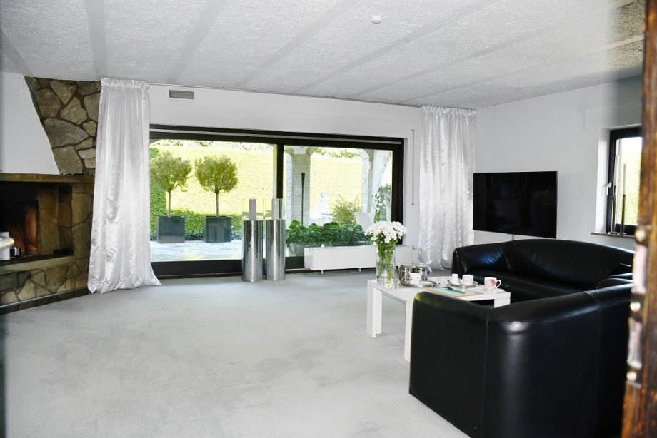 gro�z�giger Wohnbereich mit Kamin und Terrassenzugang Einfamilienhaus Fr�nkisch-Crumbach