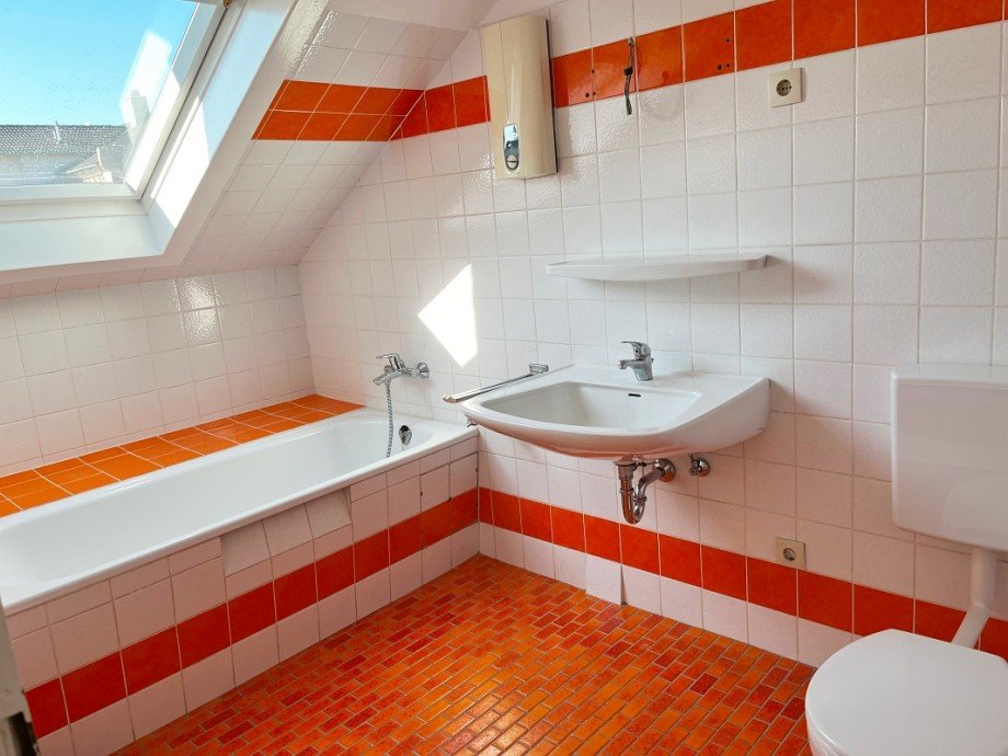 Tageslichtbad mit Wanne Dachgeschosswohnung Darmstadt