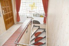 Treppe ins Untergeschoss **VERKAUFT** Einfamilienhaus mit ca. 100 m� Wfl. auf einer Ebene zuz. wohnraumm��ig ausgebautes UG