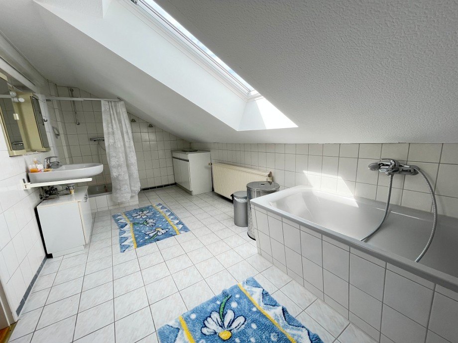 Tageslichtbad mit Wanne und Dusche Dachgeschoss Haus B�ttelborn-Worfelden