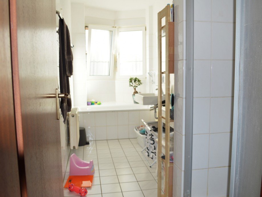 modernes Tageslichtbad mit Wanne und Dusche Etagenwohnung Ro�dorf-Gundernhausen