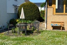 Sitzgelegenheit im Garten **VERKAUFT** Solides Mehrparteienhaus - 4 Wohneinheiten - in guter Wohnlage