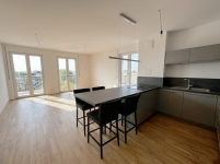 Hauptbild Helligkeit & Eichenholz: Barrierefreie 3-Zimmer-Wohnung mit West-Dachbalkon & Fernblick