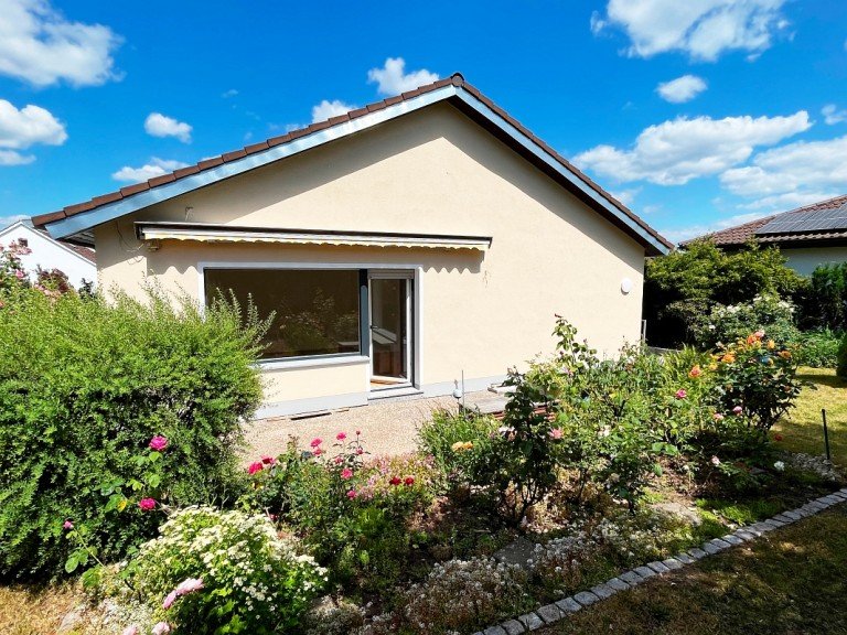 Hausansicht Gartenseite Ro�dorf Terrassenwohnung **VERMIETET** Erstbezug nach Sanierung - geschmackvoll Wohnen mit gro�z�gigem Privatgarten