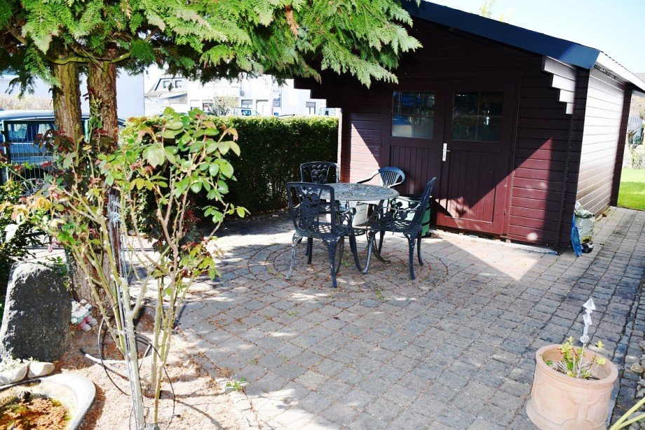 Sitzplatz am Gartenhaus Einfamilienhaus B�ttelborn-Worfelden