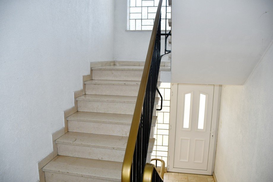 helles Treppenhaus Mehrfamilienhaus Pfungstadt