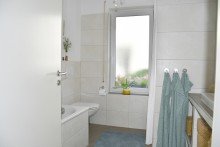 Wohnung EG: Tageslichtbad mit Wanne und Dusche **VERKAUFT** Attraktive Kapitalanlage � freistehendes modernes Zweifamilienhaus