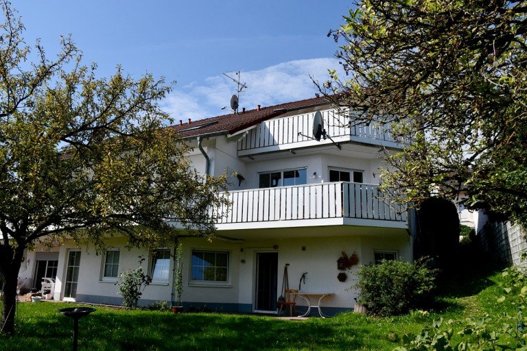 ansprechendes Wohnhaus Erbach Dachgeschosswohnung **VERKAUFT** Wundersch�ne Eigentumswohnung mit gro�em Sonnenbalkon und herrlichem Blick �ber Erbach