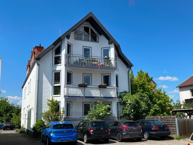 Hausansicht Griesheim Erdgeschosswohnung **VERMIETET** Ansprechende 3-Zimmer-Wohnung mit Pkw-Stellplatz und Gartennutzung