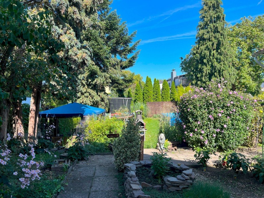 liebevoll angelegter Garten Zweifamilienhaus Darmstadt-Wixhausen