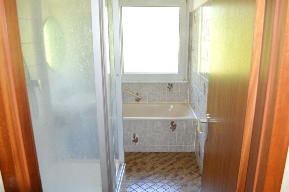 Tageslichtbad mit Wanne und Dusche Zweifamilienhaus Modautal-Asbach