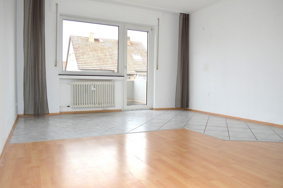 ger�umiges Wohnzimmer Etagenwohnung Darmstadt-Arheilgen