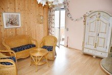 Kind mit Balkonzugang **VERKAUFT** Einfamilienhaus mit ca. 100 m� Wfl. auf einer Ebene zuz. wohnraumm��ig ausgebautes UG