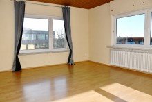 OG - helles Wohnzimmer Gro�z�giges 3-Parteienhaus in angenehmer zentraler Wohnlage von Pfungstadt