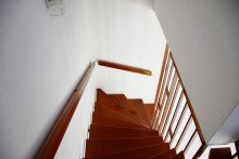 stilvolle freitragende Holztreppe **VERKAUFT** Sonnig und hell pr�sentiert sich dieses sehenswerte Reihenhaus fernab von 08/15