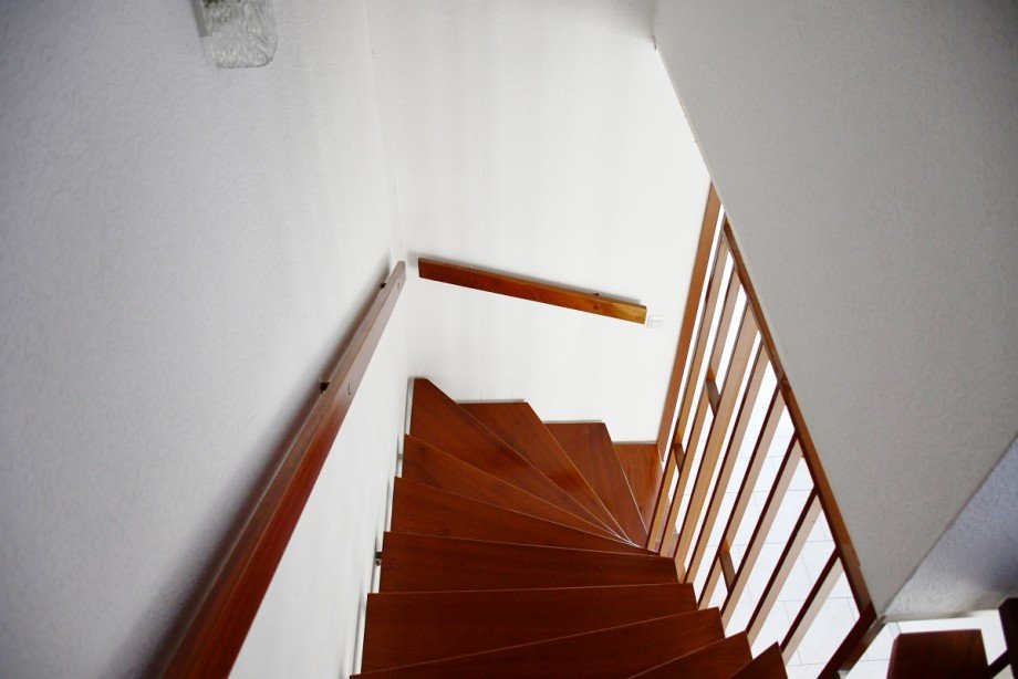 stilvolle freitragende Holztreppe Reihenhaus Weiterstadt